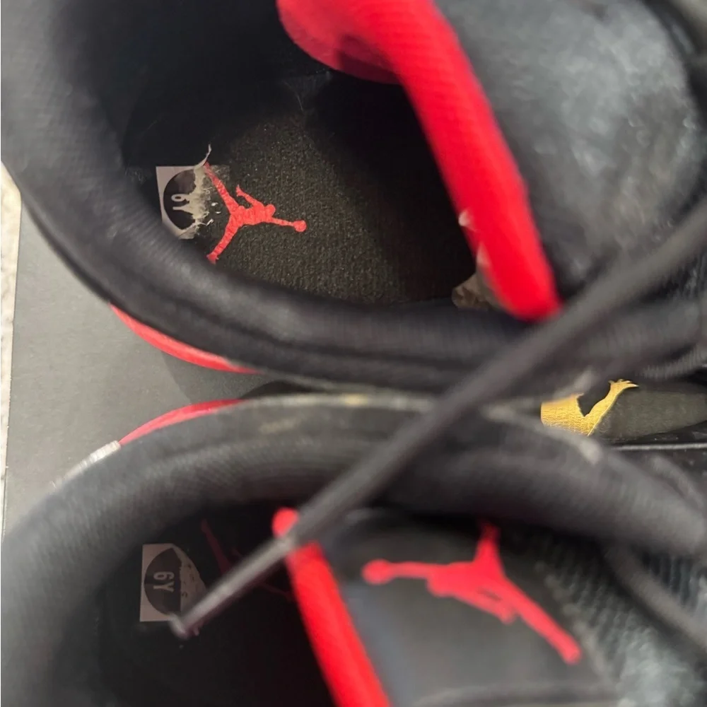 Jordan Max Aura 5 GS 6Y Black Red | With Box